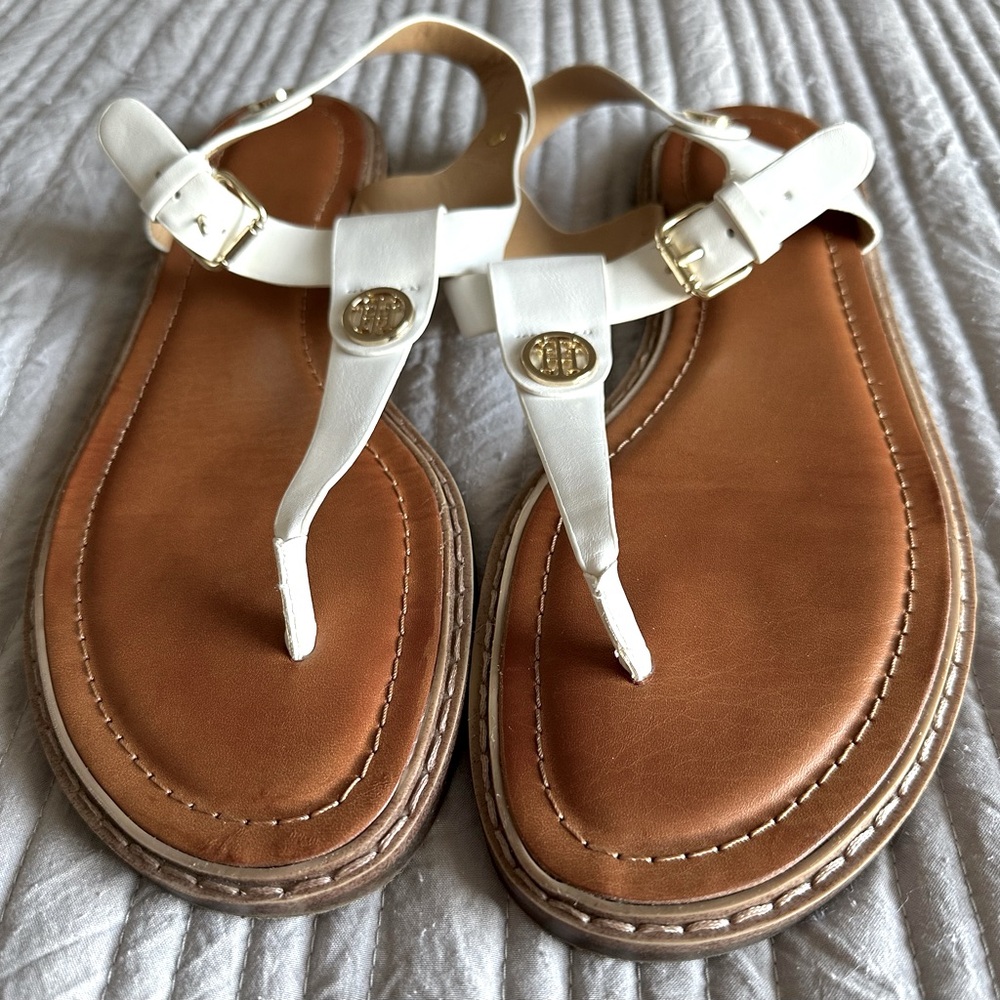 Tommy Hilfiger Bennia white thong sandals size 10